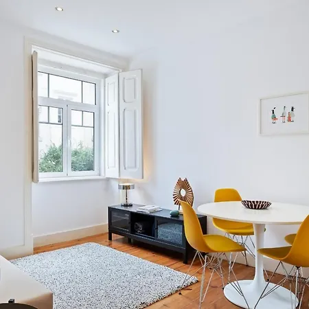 Lovely 2bed Apt, W/decorated Int Near Arroios * 리스본