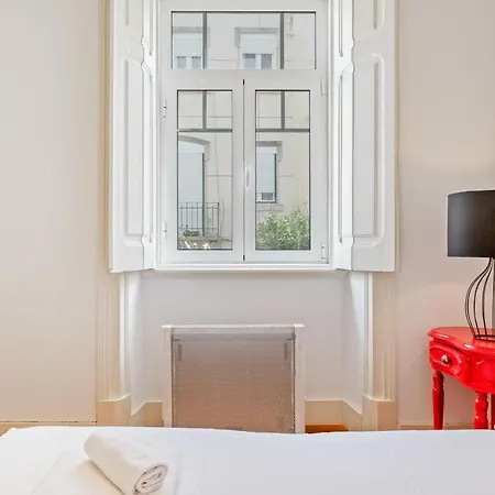 Lovely 2bed Apt, W/decorated Int Near Arroios *