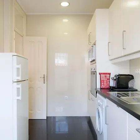 Lovely 2bed Apt, W/decorated Int Near Arroios