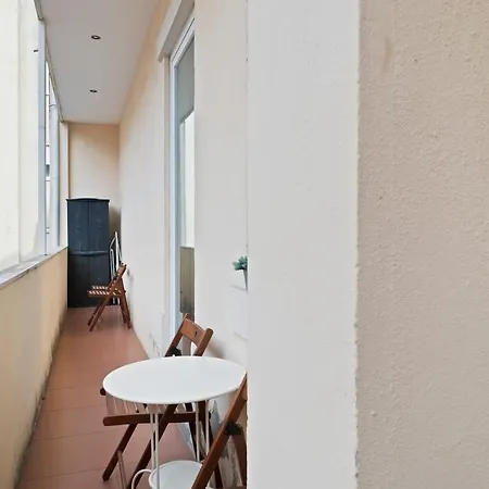 Lovely 2bed Apt, W/decorated Int Near Arroios Apartament